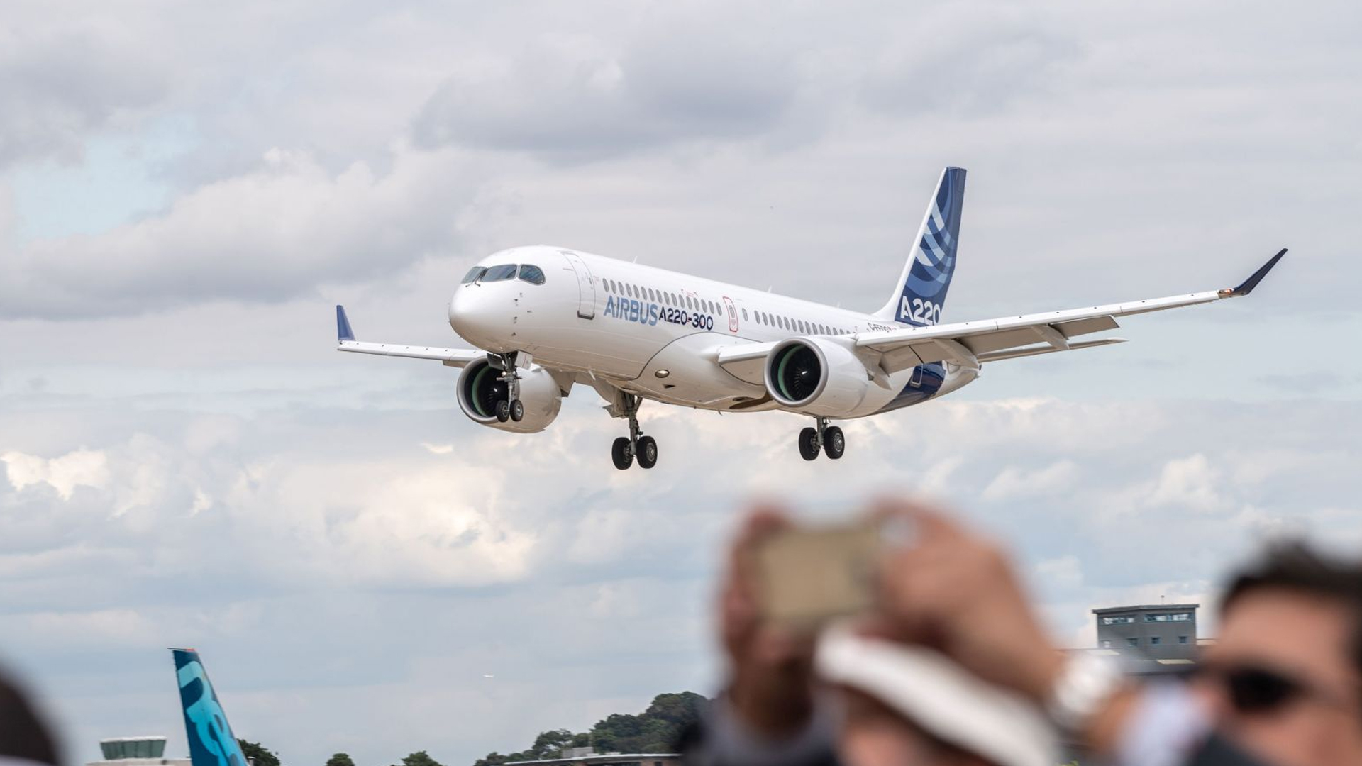 AirAsia envisage une commande de 100 Airbus A220 pour renforcer sa flotte régionale